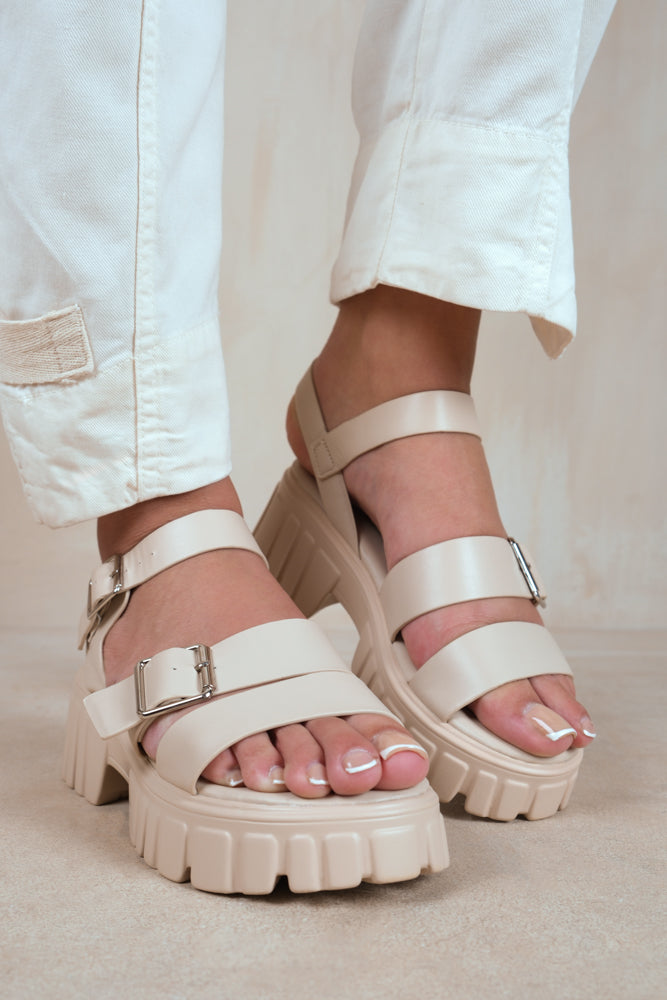  NOVEL BUCKLE STRAP FLAT SANDALS IN NUDE