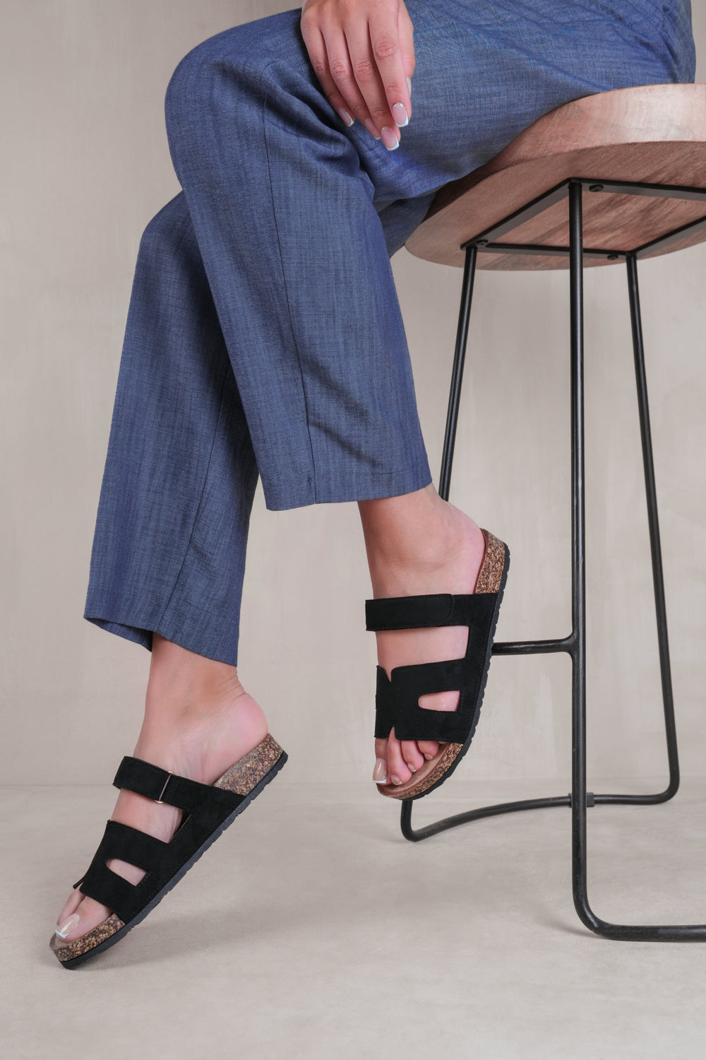 PISA STRAPPY FLAT SANDALS IN BLACK