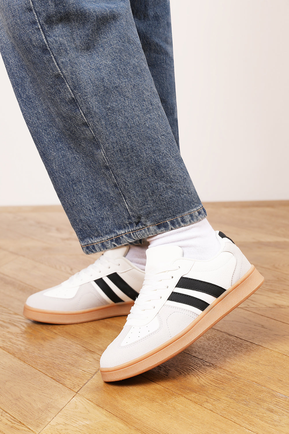 Venice Classic white and grey retro lace up trainer with black stripes