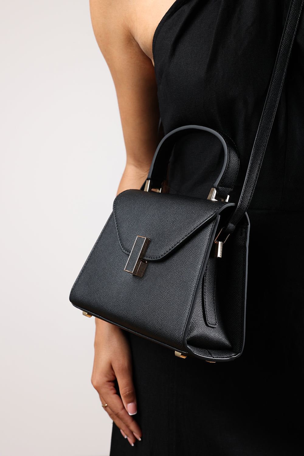 Mareas Elegant Top Handle Shoulder Bag In Black