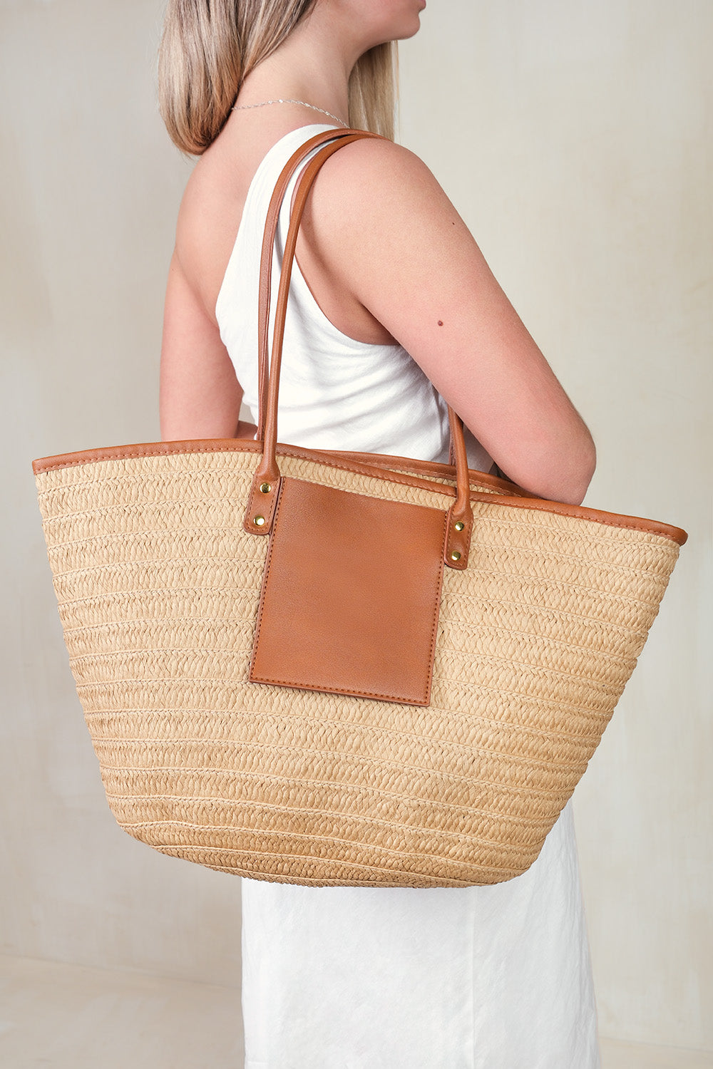 SHELL RATAN BEACH BAG WITH FRONT POCKET DETAIL IN TAN FAUX LEATHER