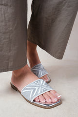 BLOSSOM FLAT SANDALS WITH SPARKLY TEXTURED SINGLE BAND IN SILVER METALLIC