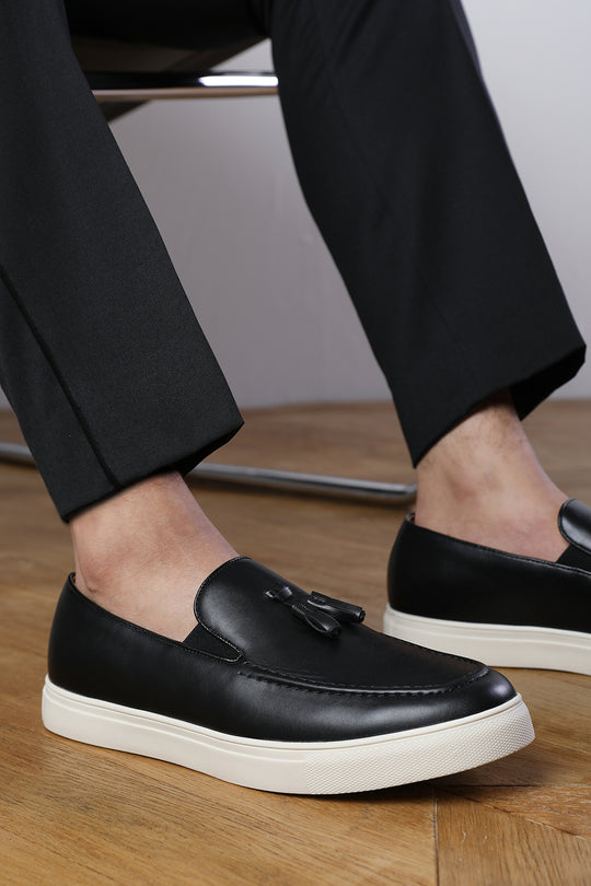 OLIVER SLIP ON TASSEL LOAFERS IN BLACK