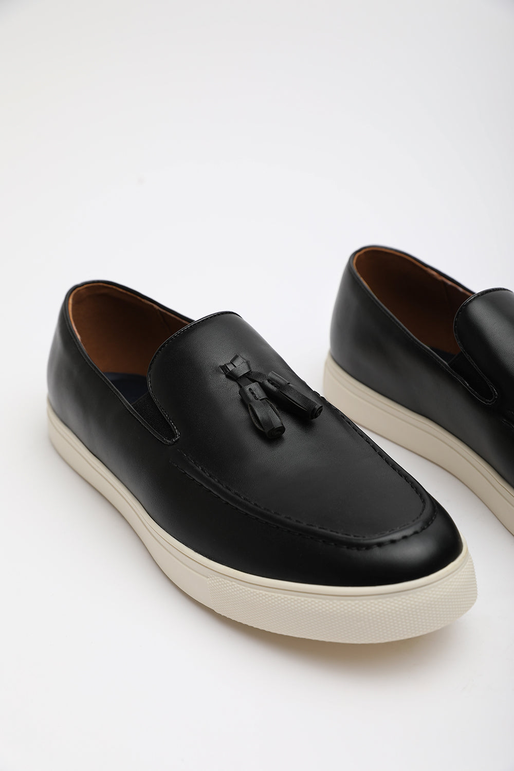 OLIVER SLIP ON TASSEL LOAFERS IN BLACK