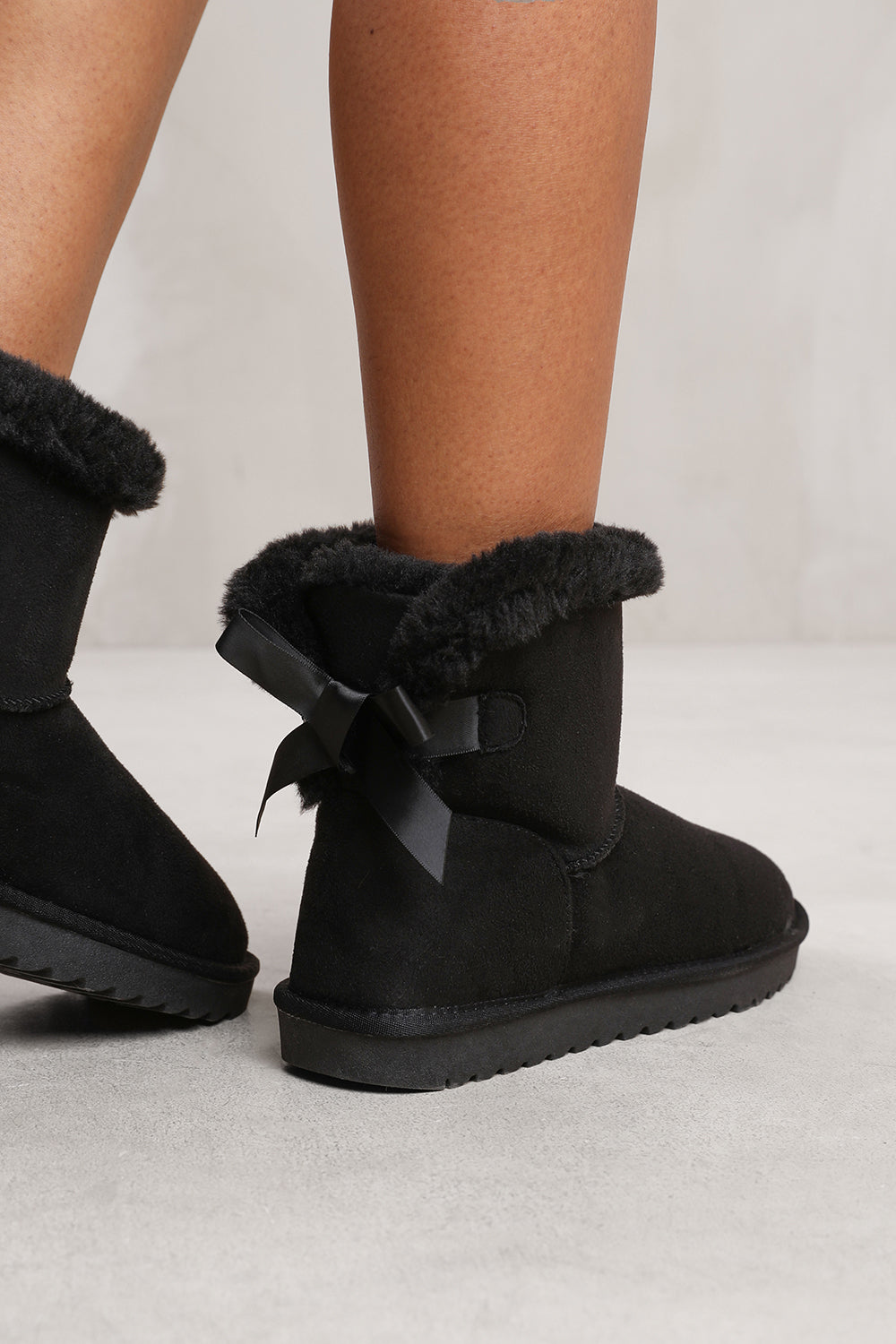 ALBA ANKLE BOOT WITH FAUX FUR LINING AND BOW RIBBON DETAIL IN BLACK