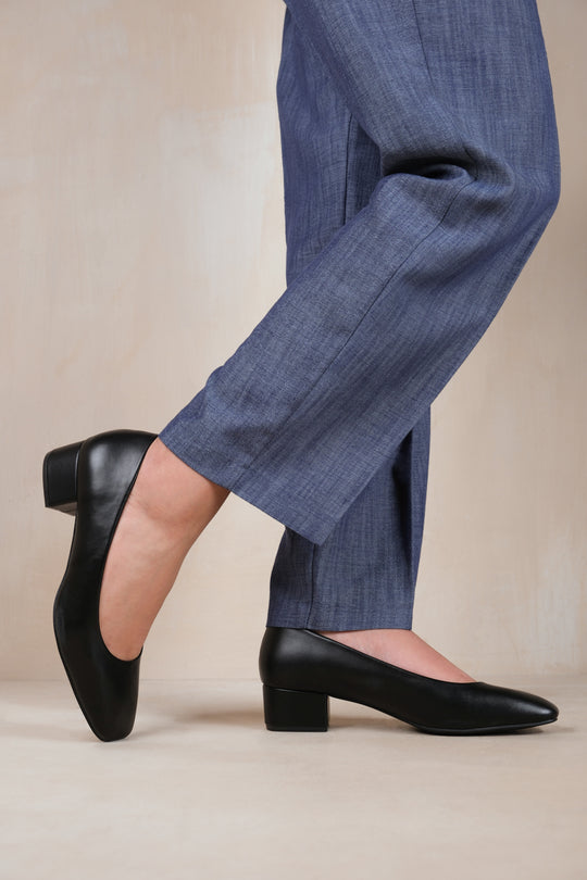 SEATTLE LOW BLOCK HEEL WITH SQUARE TOE IN BLACK FAUX LEATHER