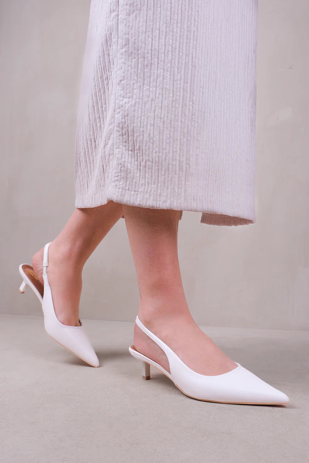 NEW FORM WIDE FIT LOW KITTEN HEELS WITH POINTED TOE & ELASTIC SLINGBACK IN WHITE FAUX LEATHER