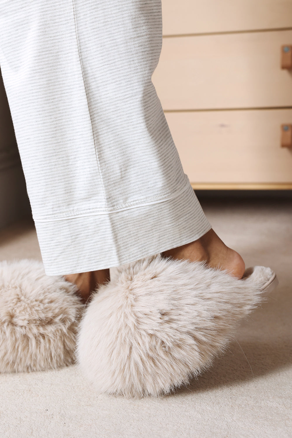 Qirexa Extreme Fluffy Oversized Faux Fur Slippers