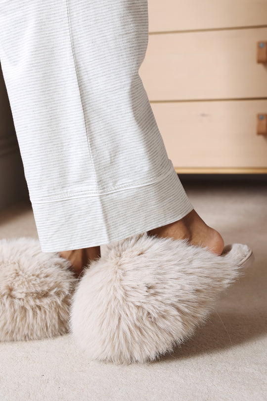 Qirexa Extreme Fluffy Oversized Faux Fur Slippers
