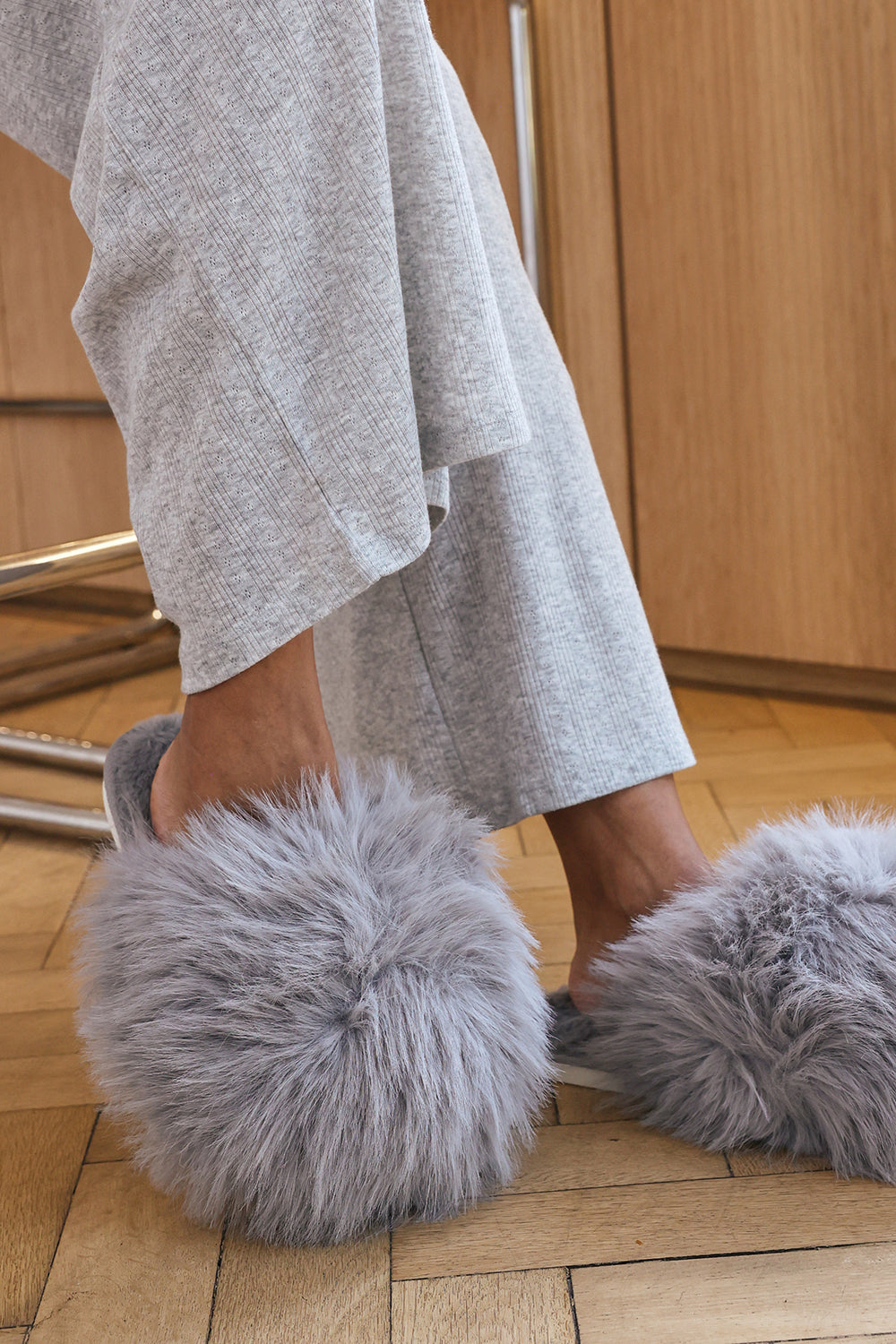 Qirexa Extreme Fluffy Oversized Faux Fur Slippers