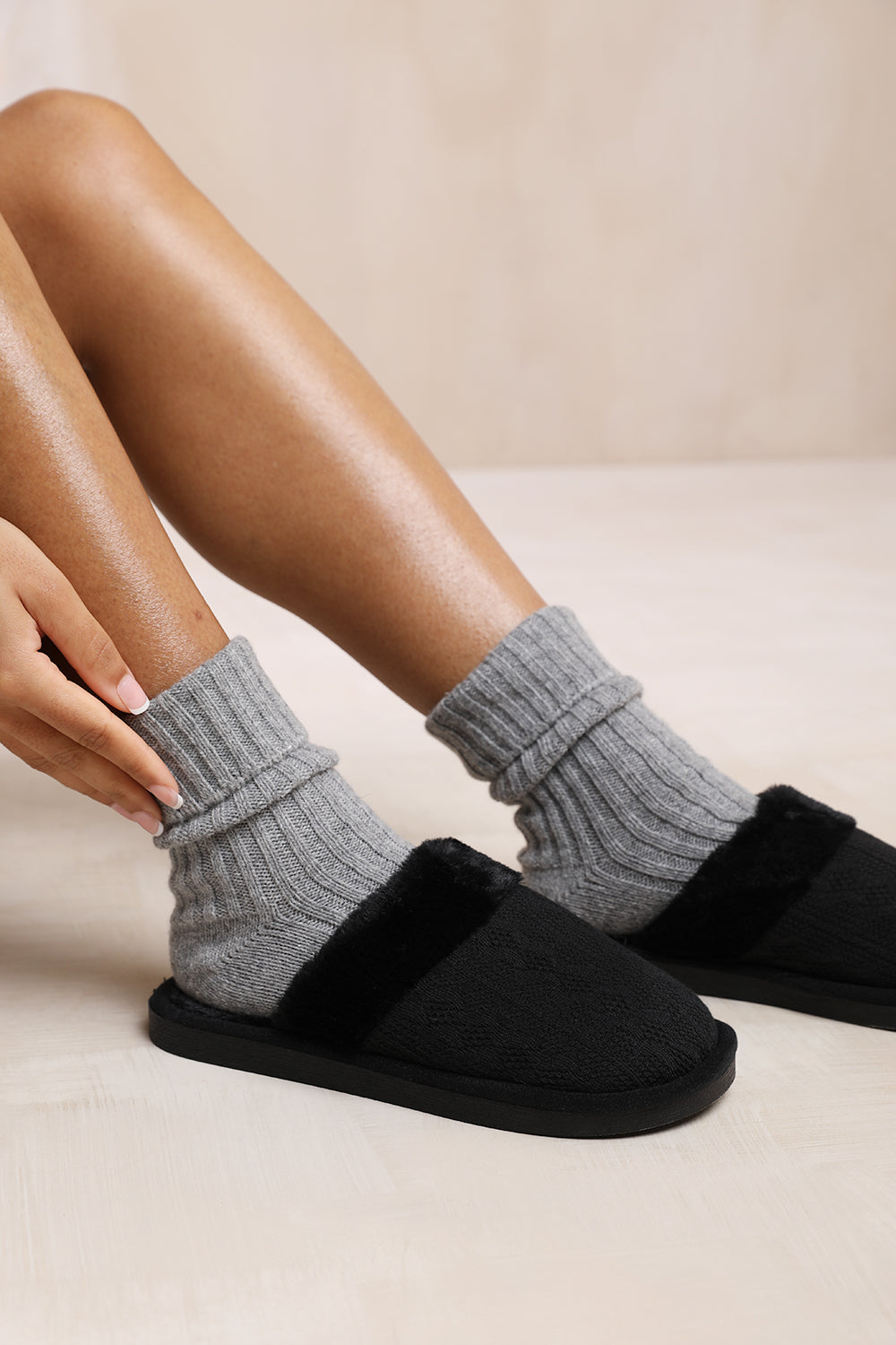 CUDDLE KNITTED FUR TRIM SLIPPERS IN BLACK