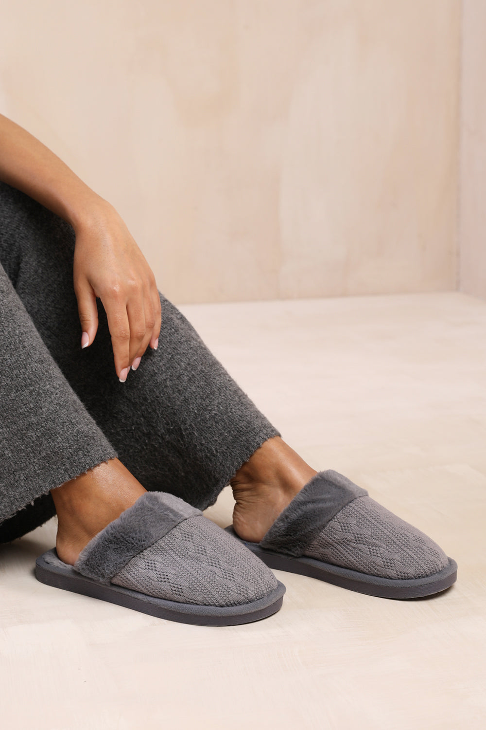 CUDDLE KNITTED FUR TRIM SLIPPERS IN GREY