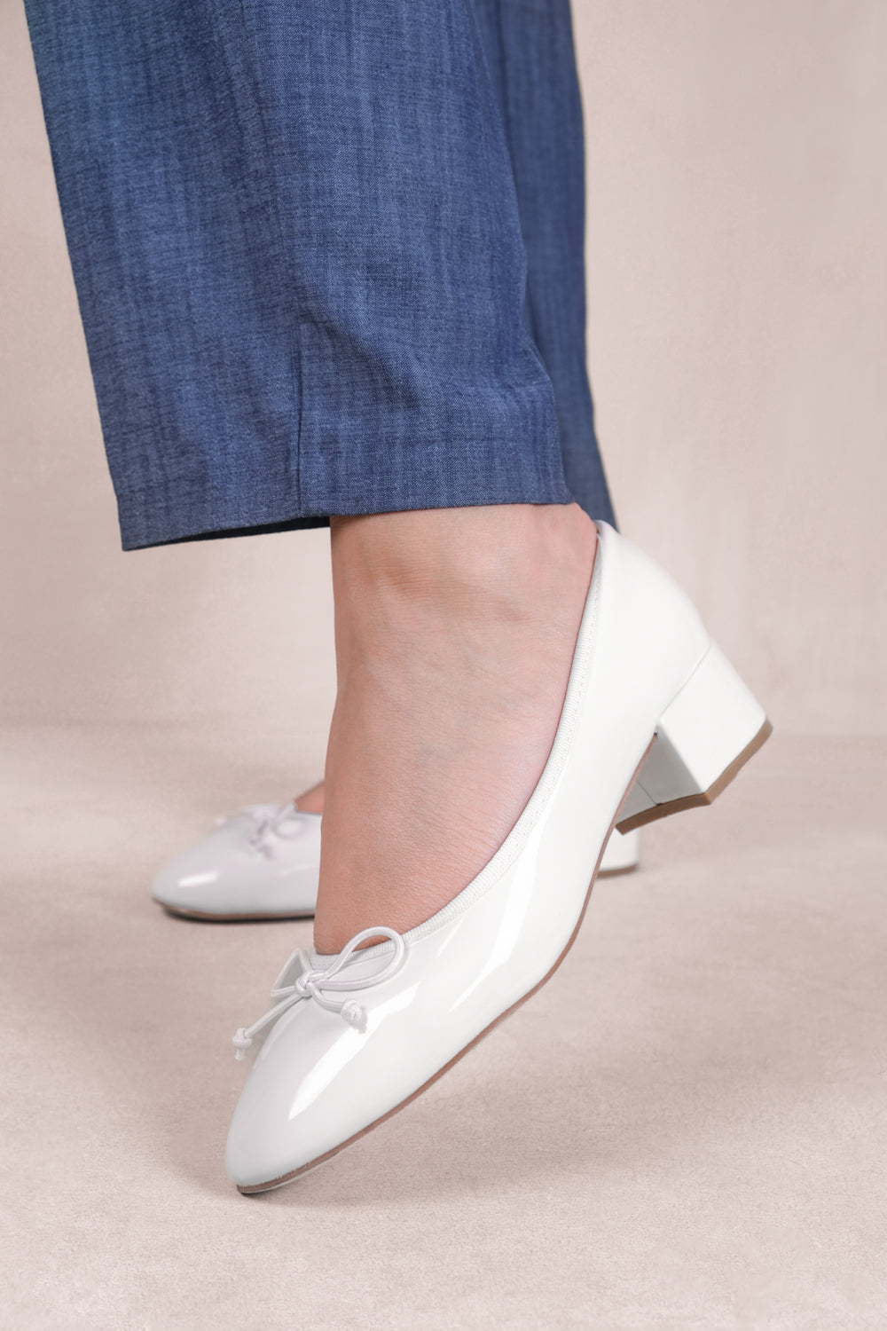 WONDER LOW BLOCK HEEL WITH BOW DETAIL IN CREAM PATENT