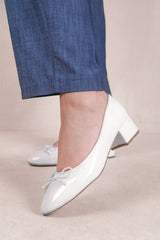 WONDER LOW BLOCK HEEL WITH BOW DETAIL IN CREAM PATENT